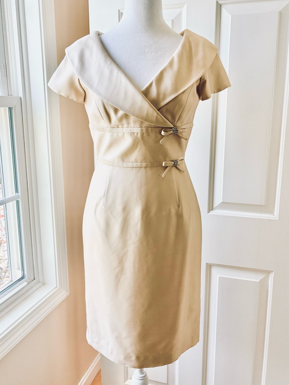 Talbots Classic Sheath Dress Retro Styling Cap Sleeve V-neckline Gold Size 2 - Picture 2 of 13